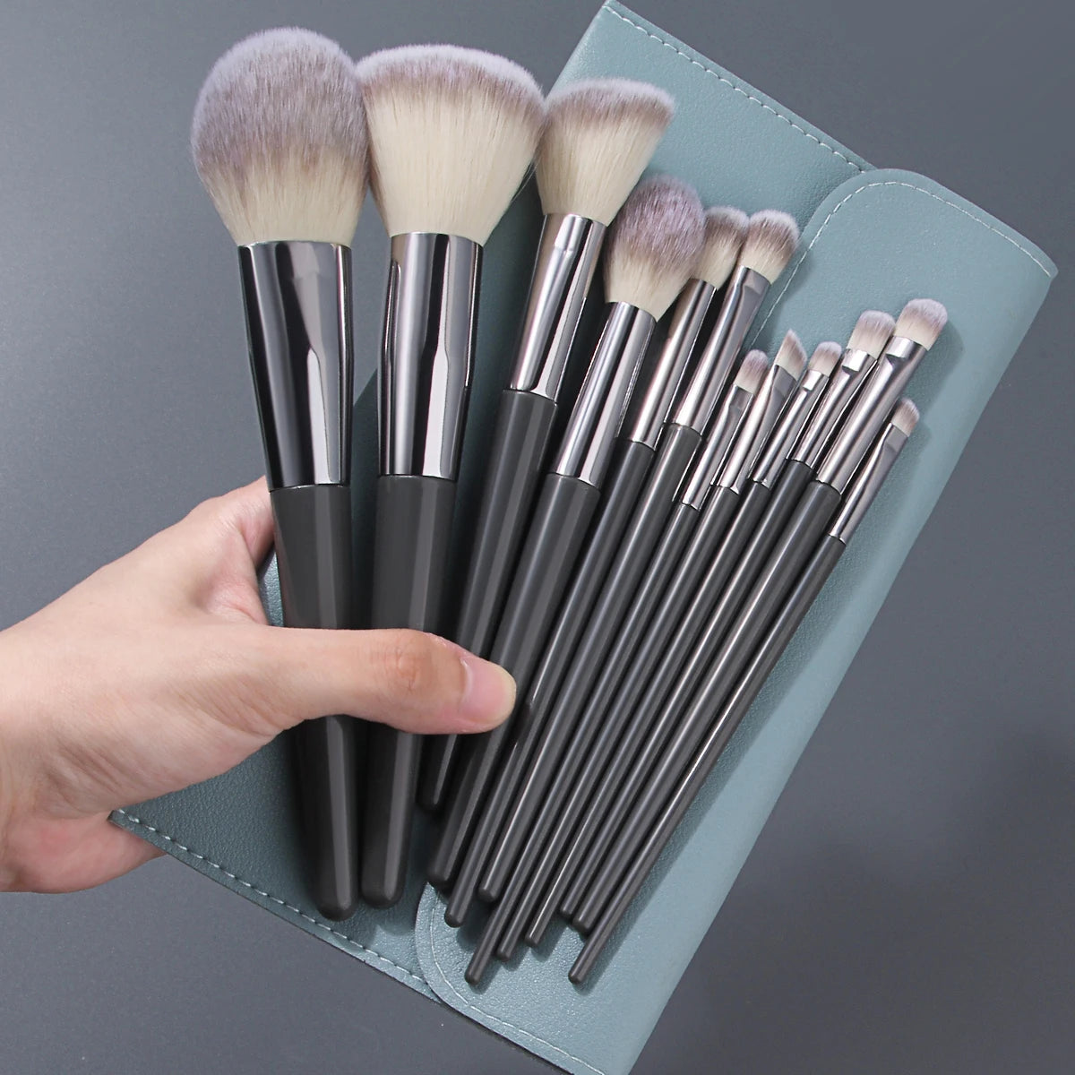 18-Pc Makeup Brush Set with Sponge, Puff & Storage Bag Makeup Brush Set QXL