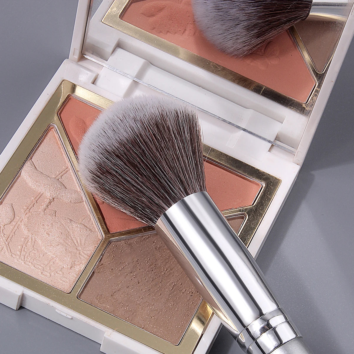 KOSSHOW Blush & Highlighter Brush | Nylon Wood Handle Blush Makeup Brush QXL