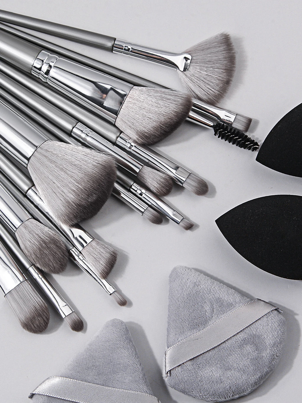 18-Piece Makeup Brush Set with Sponges & Beauty Eggs Makeup Brush Set QXL