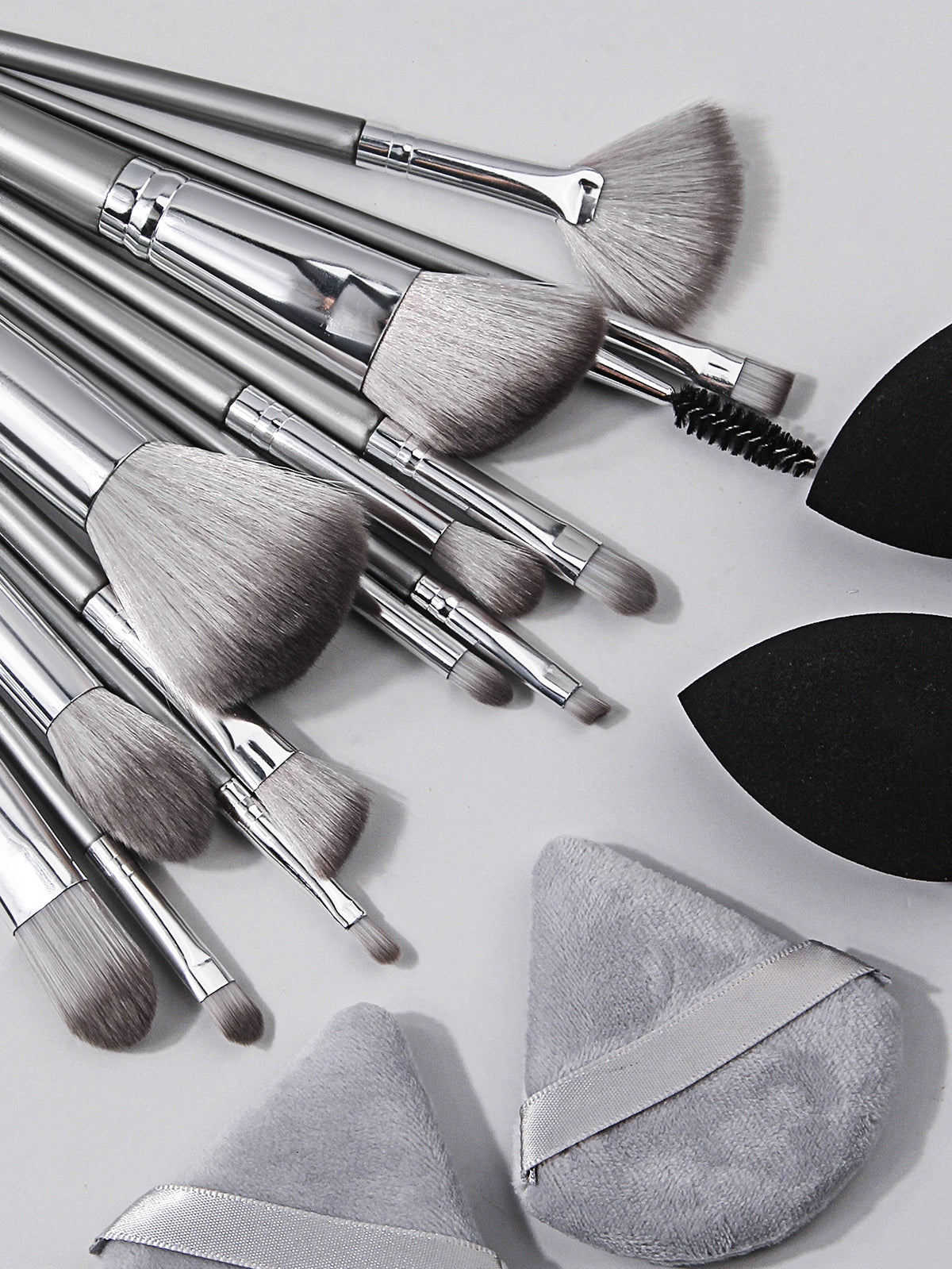 18-Piece Makeup Brush Set with Sponges & Beauty Eggs Makeup Brush Set QXL