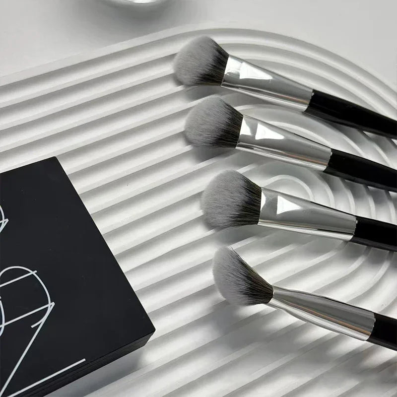 Wooden Handle Synthetic Makeup Brush – Foundation & Blush Makeup Brush QXL