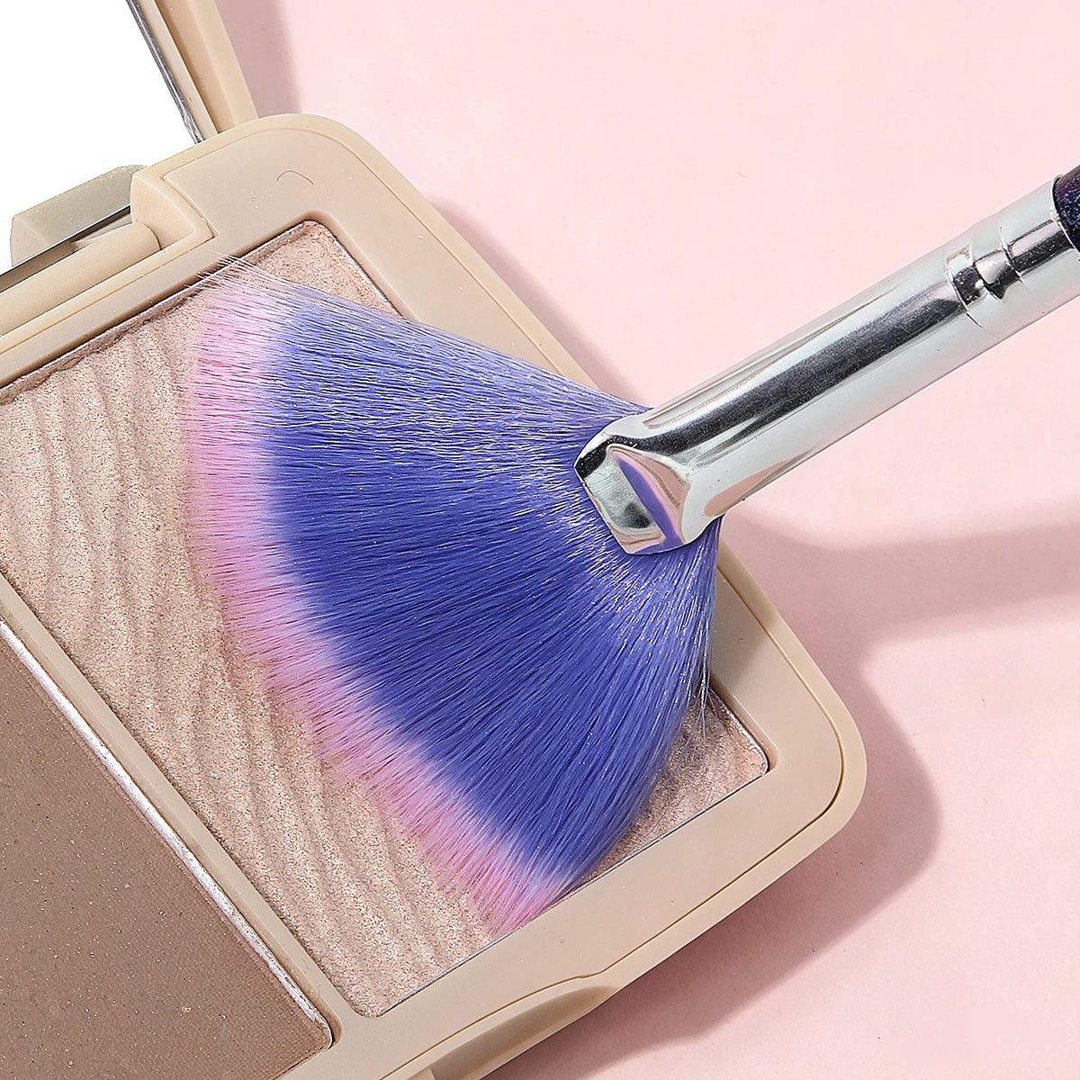 KOSSHOW Fan Highlight Brush & Makeup Puff 2-Piece Set Makeup Brush Set QXL