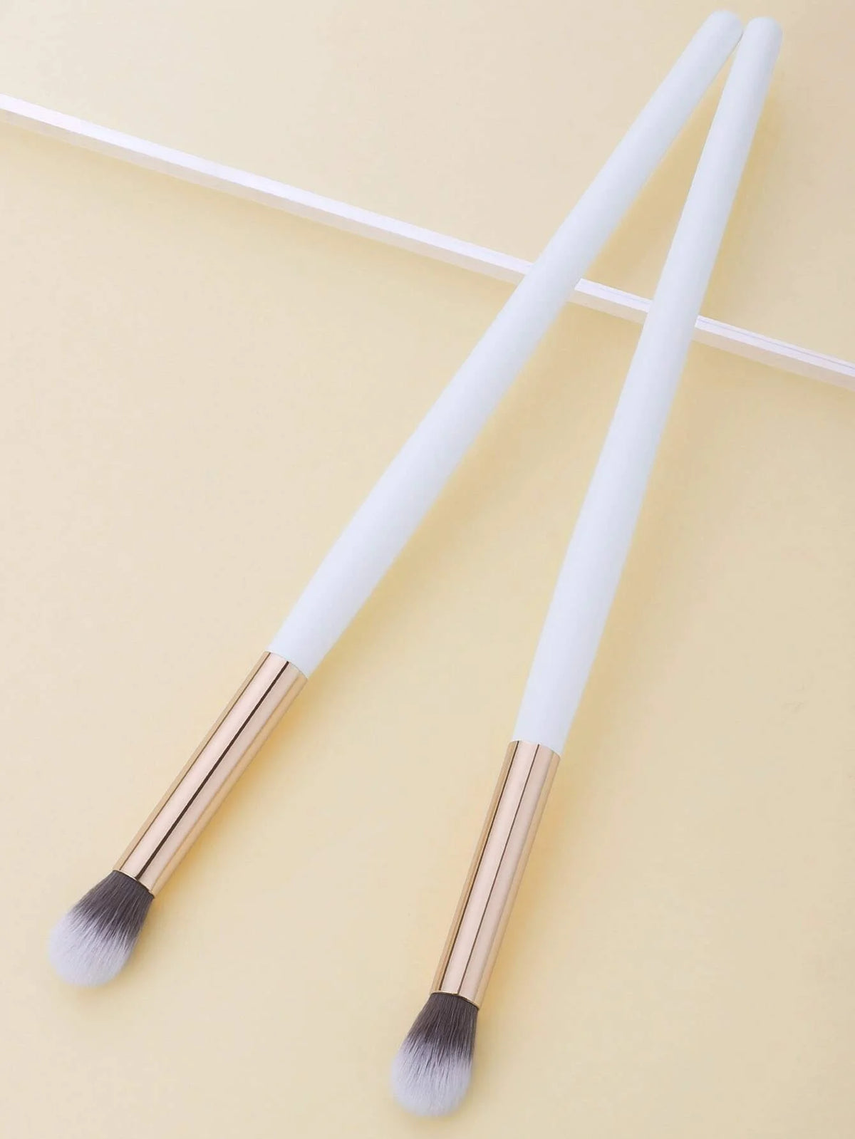 2-Piece Eye Socket Blending Makeup Brushes – Wool Fiber Eye Blending Brush Set QXL