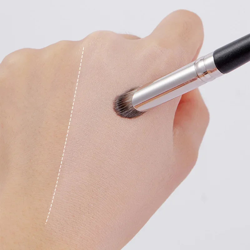 Finger-Tip Concealer & Nose Contour Brush | Soft Fiber Concealer Brush QXL