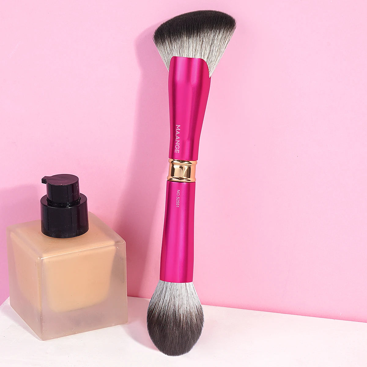 MAANGE Double-Ended Fan & Round Makeup Brush | Vegan Dual-Ended Makeup Brush QXL