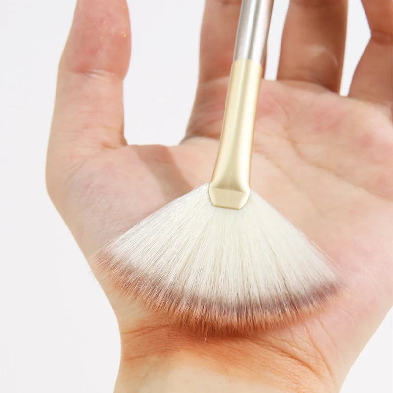Fan Shaped Makeup Brush – Highlight, Contour & Blending Fan Makeup Brush QXL