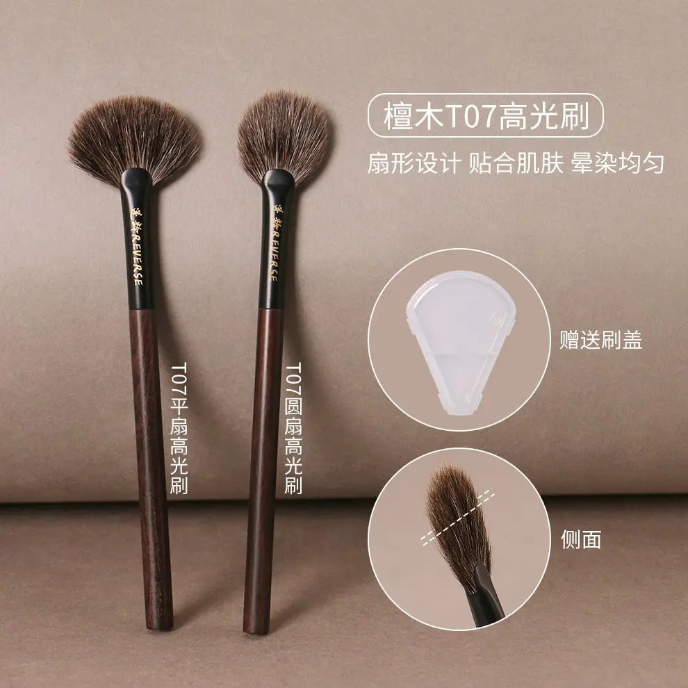 Fan-Shaped Sandalwood Highlighter Brush | Soft Animal Hair Highlighter Fan Brush QXL