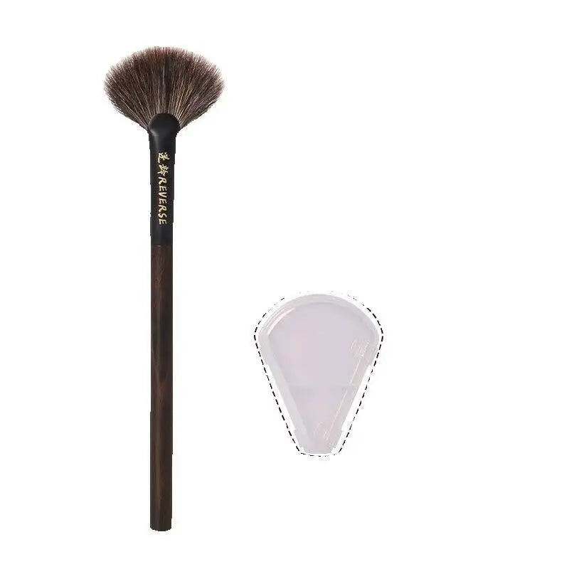 Fan-Shaped Sandalwood Highlighter Brush | Soft Animal Hair Highlighter Fan Brush QXL