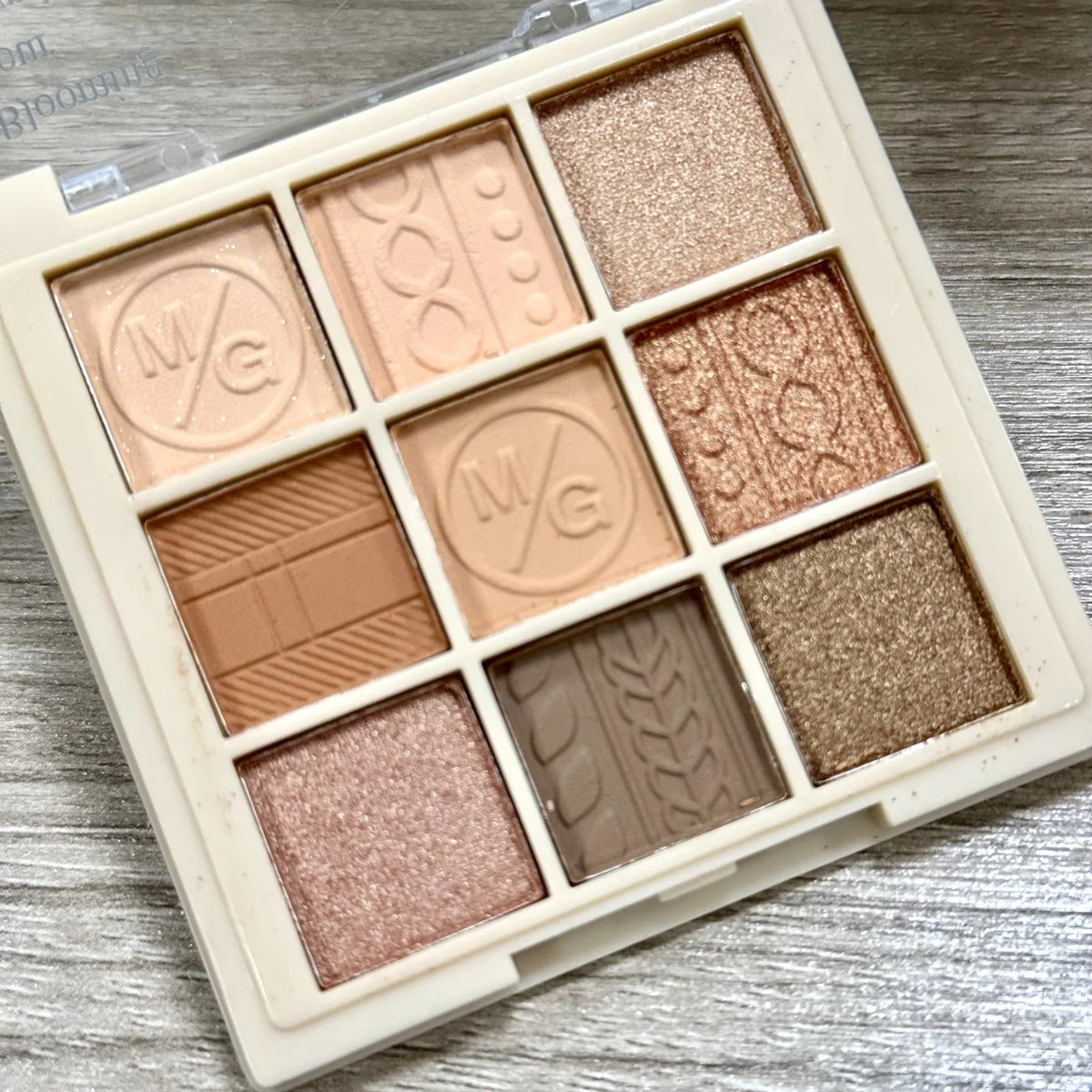 9-Color Earth Tone Eyeshadow Palette | Matte & Pearlescent Eyeshadow Palette QXL Eye Shadow