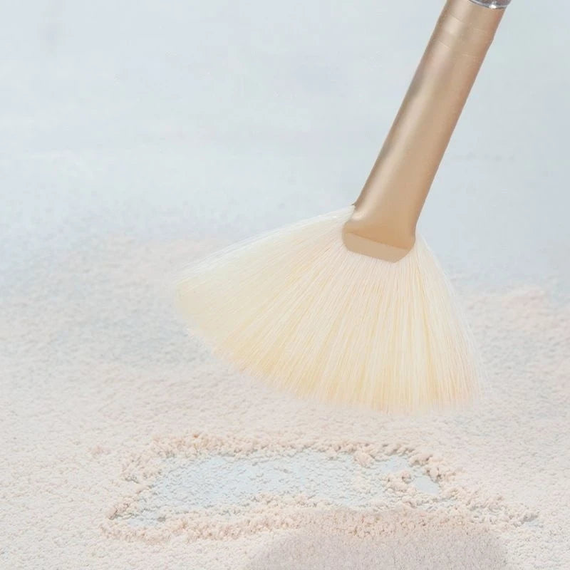 Fan Shaped Makeup Brush – Highlight, Contour & Blending Fan Makeup Brush QXL