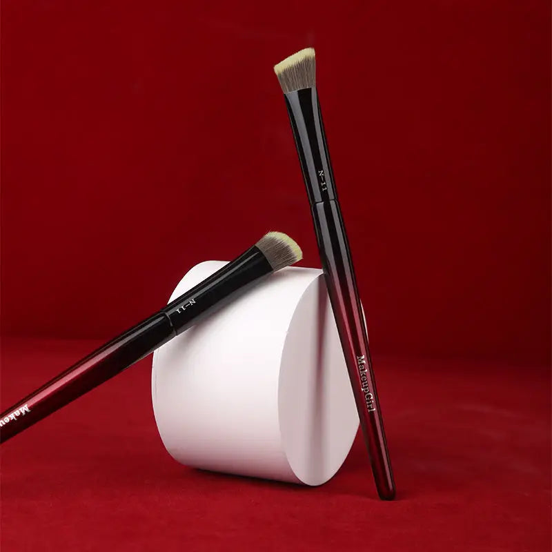 Triangular Highlighter & Concealer Makeup Brush – Soft Bristle Highlighter Makeup Brush QXL