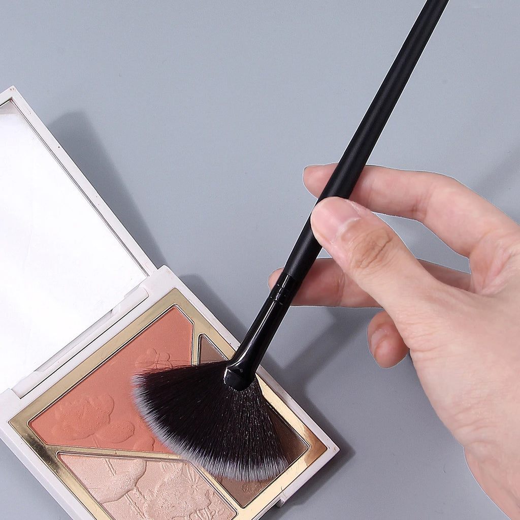 KOSSHOW Fan Highlighter Brush | Contour, Bronzer & Blush Fan Makeup Brush QXL