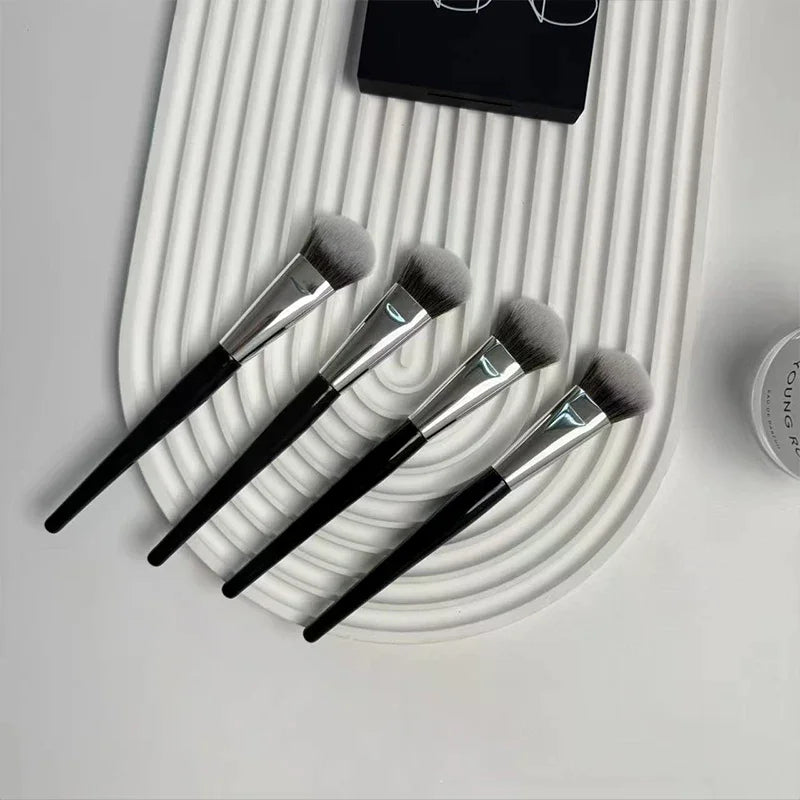 Wooden Handle Synthetic Makeup Brush – Foundation & Blush Makeup Brush QXL