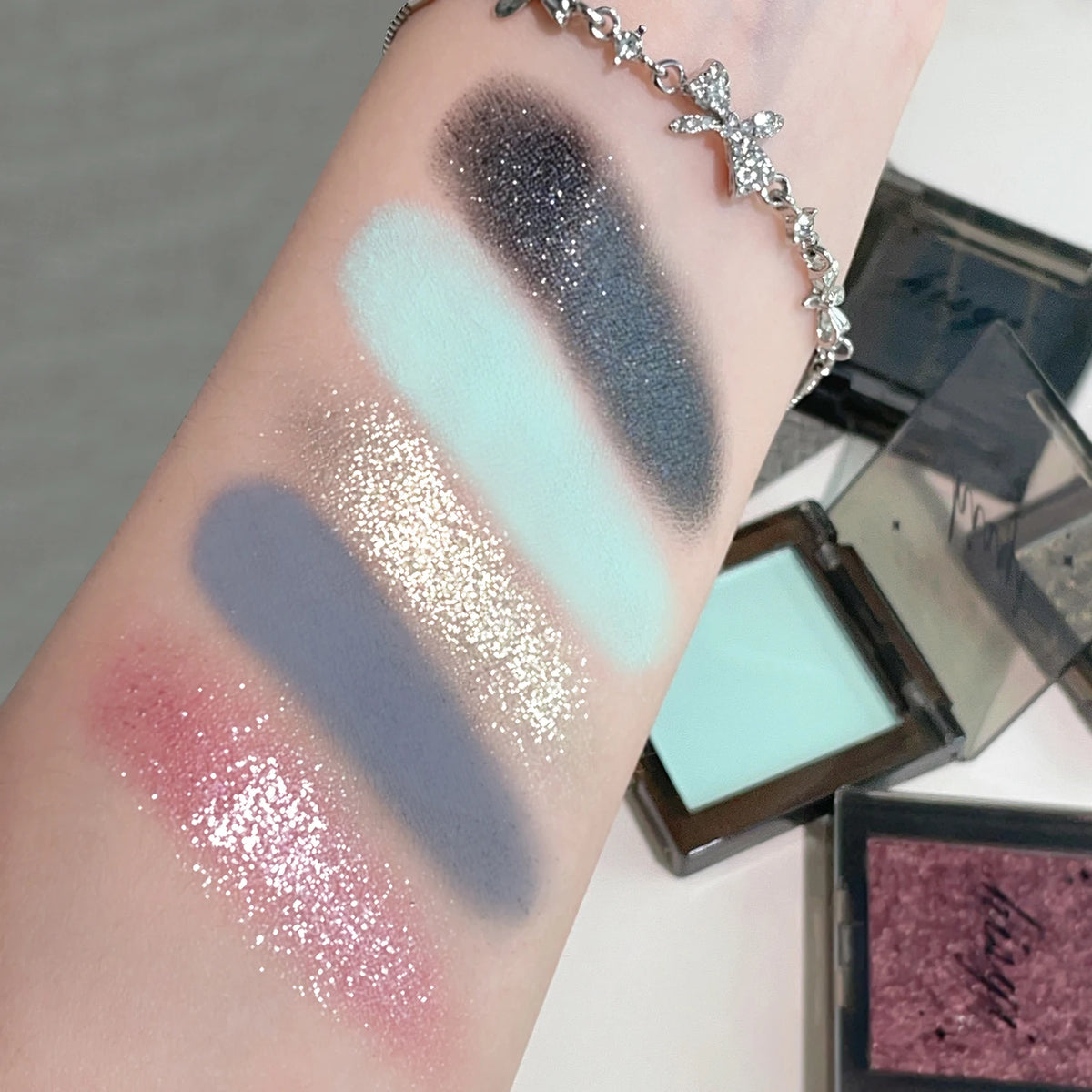 HISYI Dark Magic Monochrome Eyeshadow – Glitter & Matte Eyeshadow Powder QXL