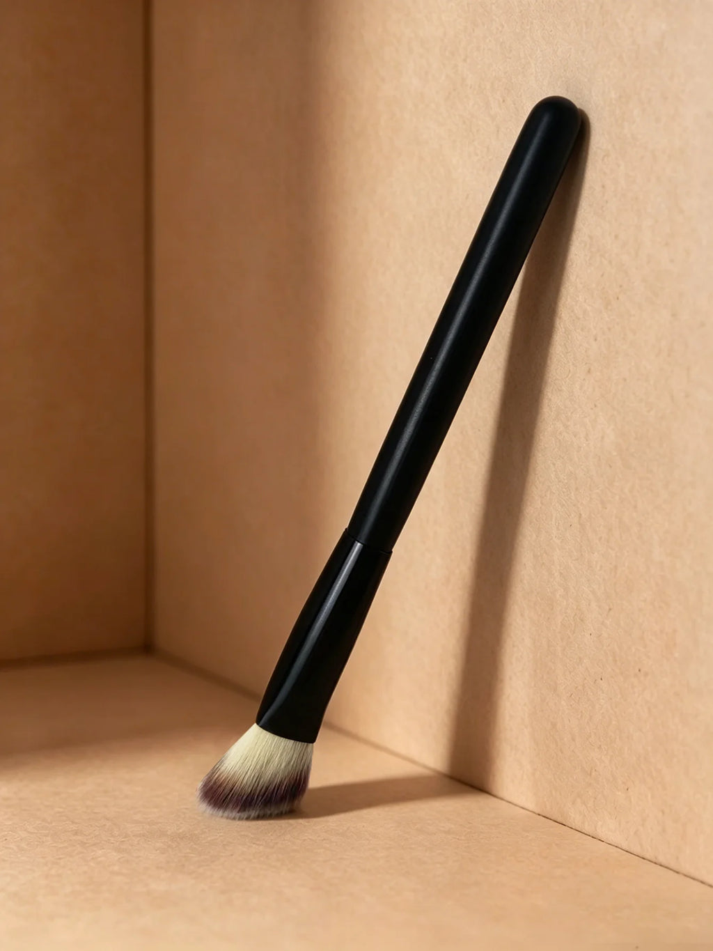 Triangular Concealer & Foundation Brush – Soft Nylon Detail Concealer Detail Brush QXL